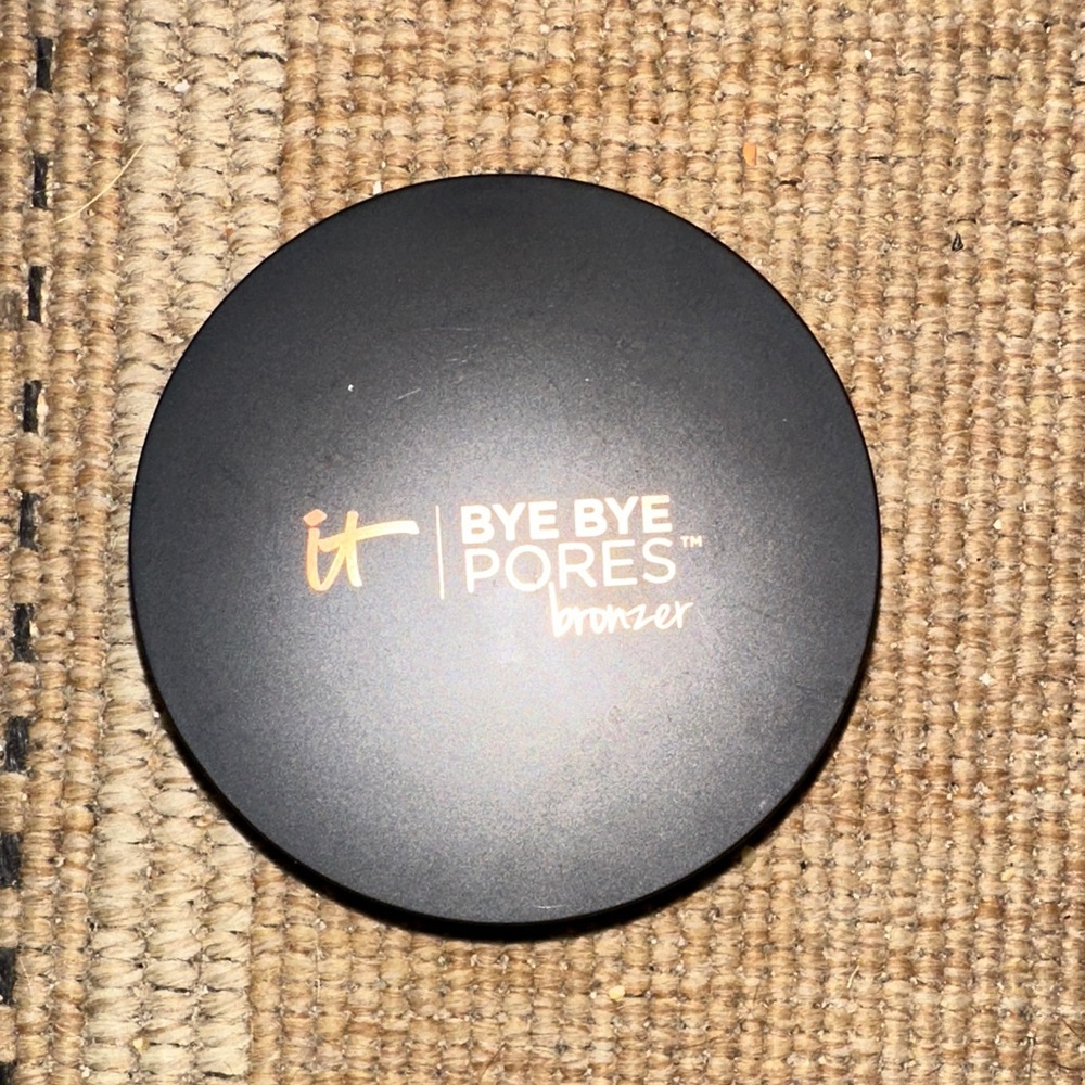 NWOB IT Cosmetics Bye Bye Pores Bronzer in Black and Gold